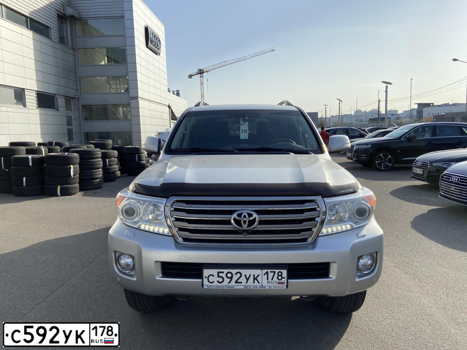 Фото автомобиля TOYOTA LANDCRUISER 200, 2014 — госномер О012ХА40. Цвет: Серебристый