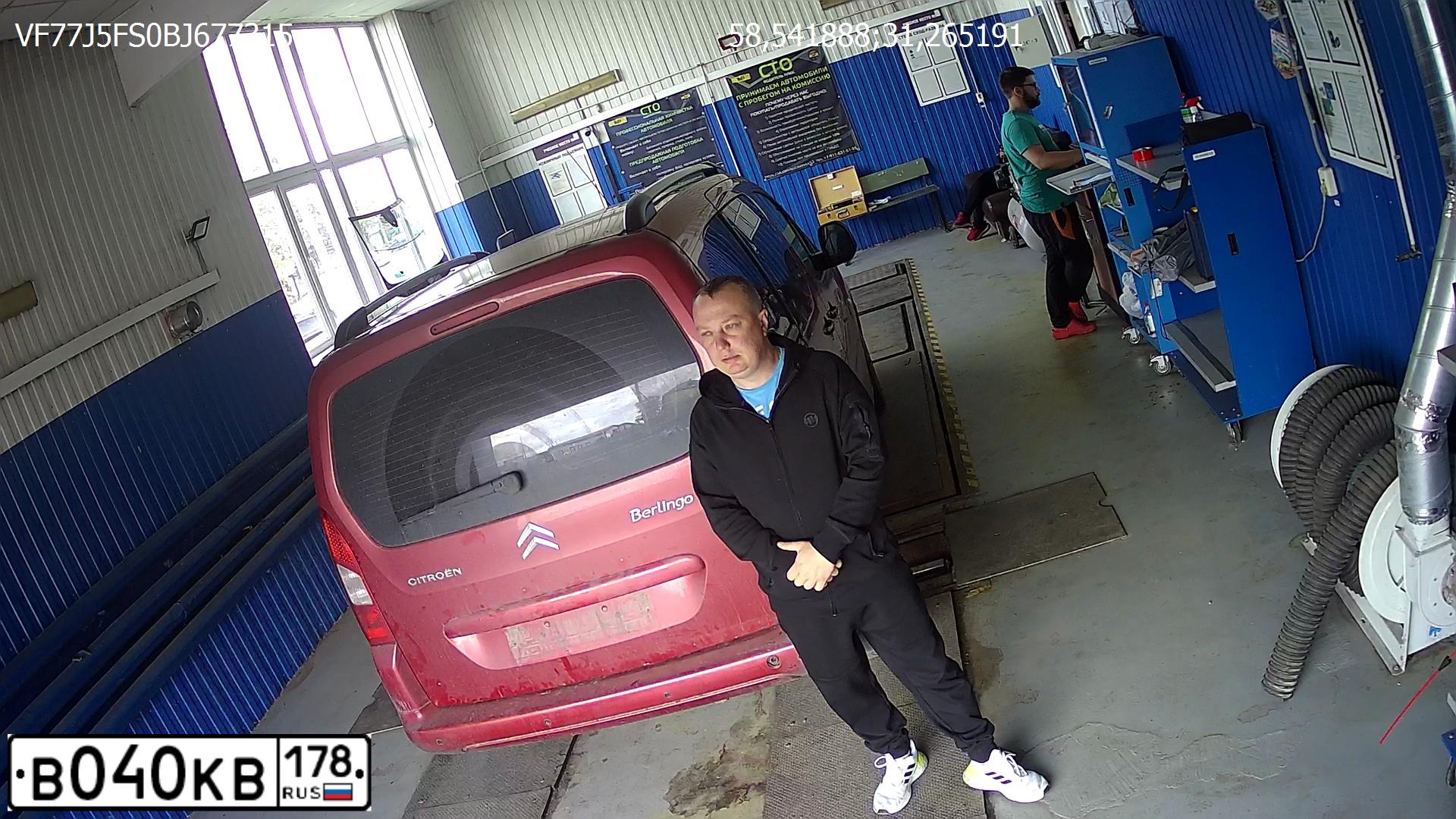 Фото автомобиля CITROEN BERLINGO, 2011 — госномер В040КВ178. Цвет: Красный