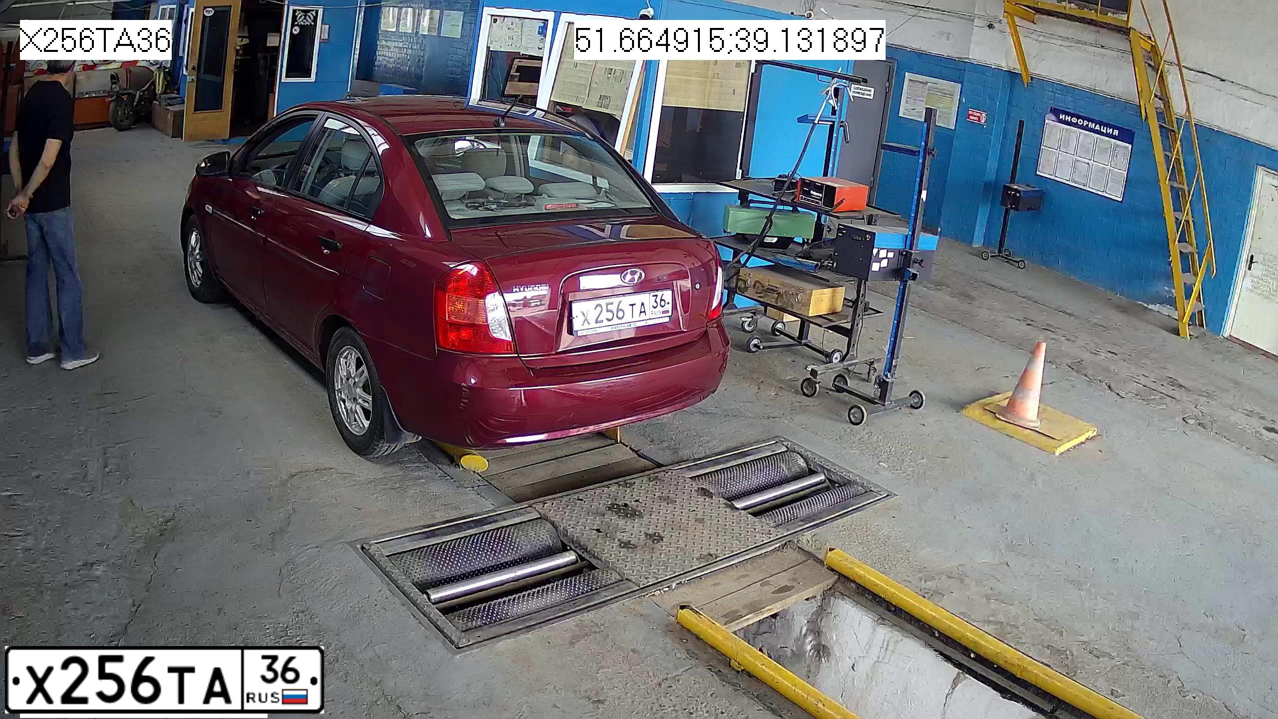 Фото автомобиля HYUNDAI VERNA, 2006 — госномер Е057РО36. Цвет: ВИШНЕВЫЙ