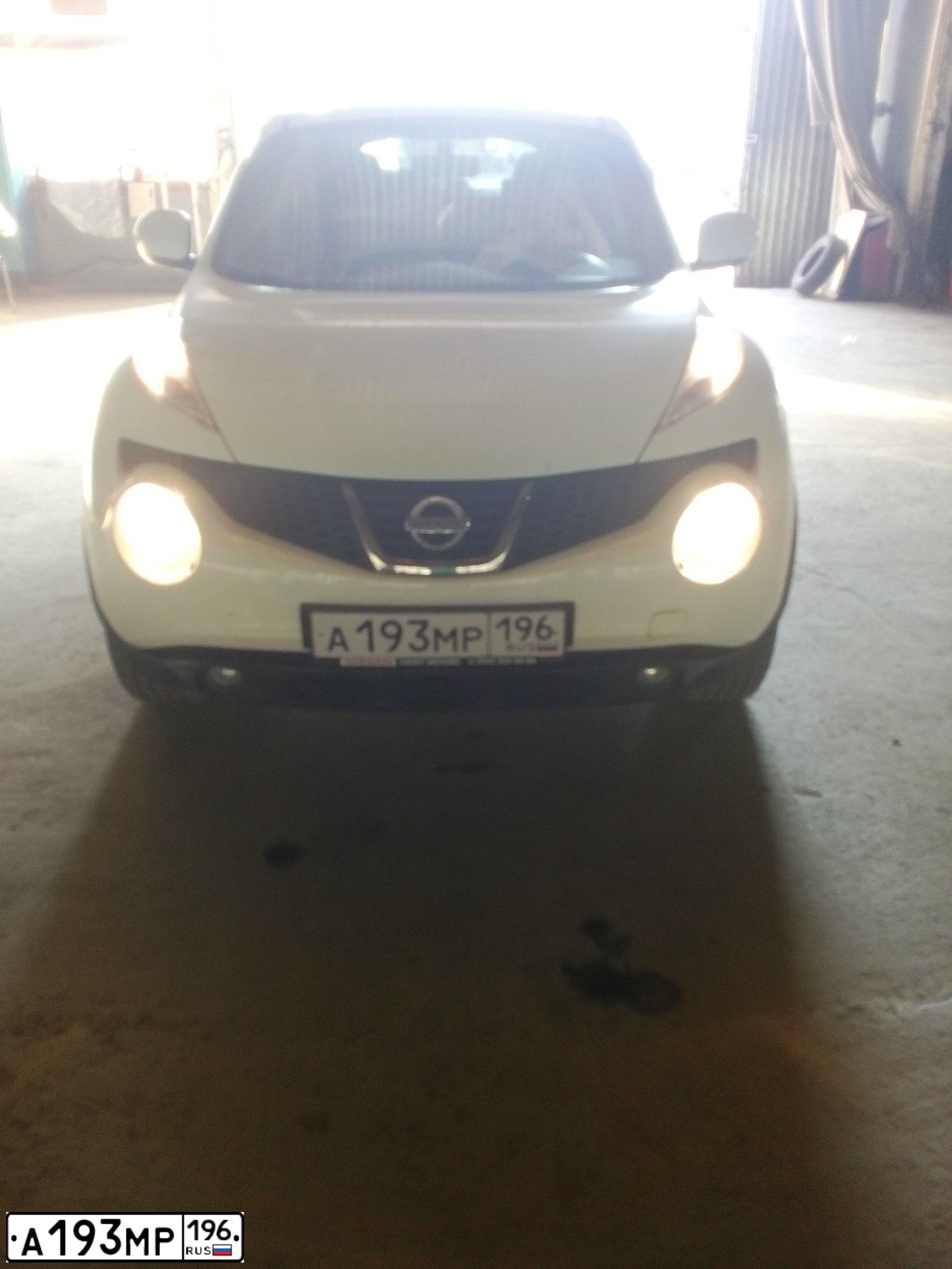 Фото автомобиля NISSAN JUKE, 2013 — госномер Е078ВУ147. Цвет: Белый