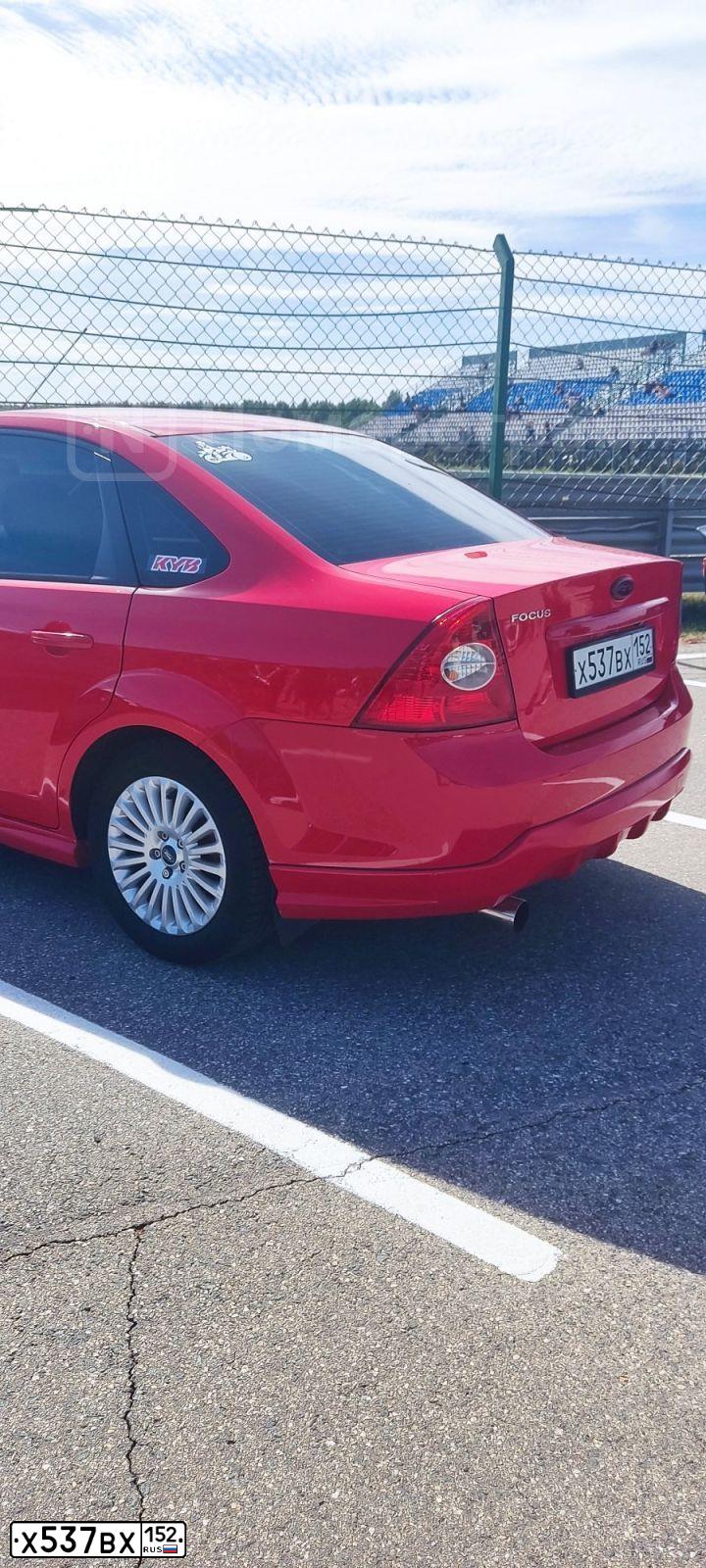 Фото автомобиля FORD FOCUS, 2010 — госномер Х537ВХ152. Цвет: Красный