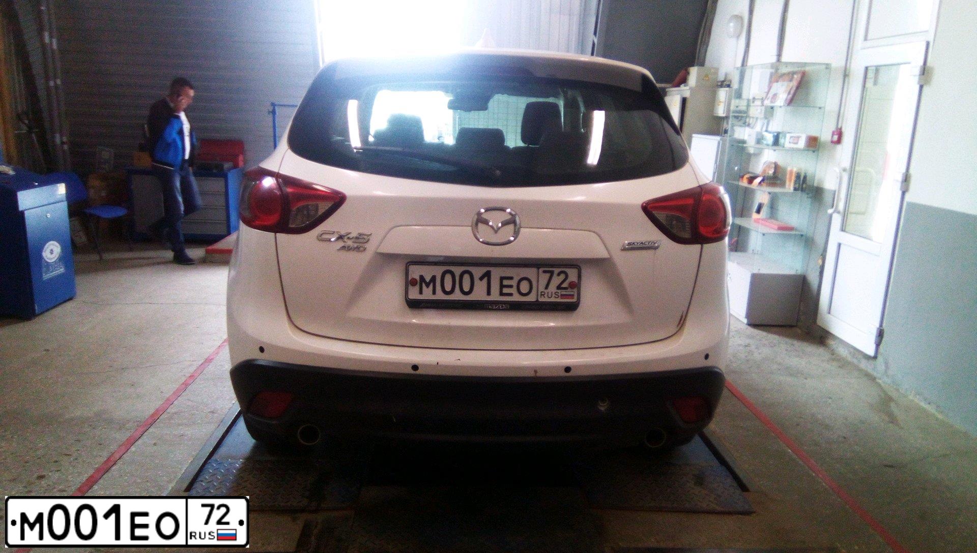 Фото автомобиля MAZDA CX-5, 2012 — госномер М001ЕО72. Цвет: БЕЛЫЙ