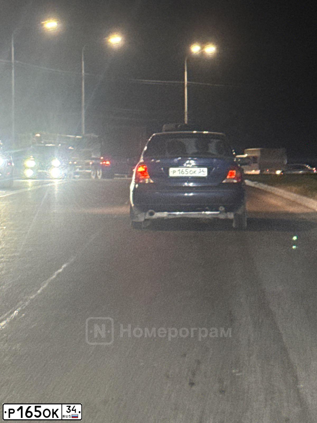 Фото автомобиля FORD FOCUS, 2003 — госномер Р165ОК34. Цвет: ТЕМНО СИНИЙ