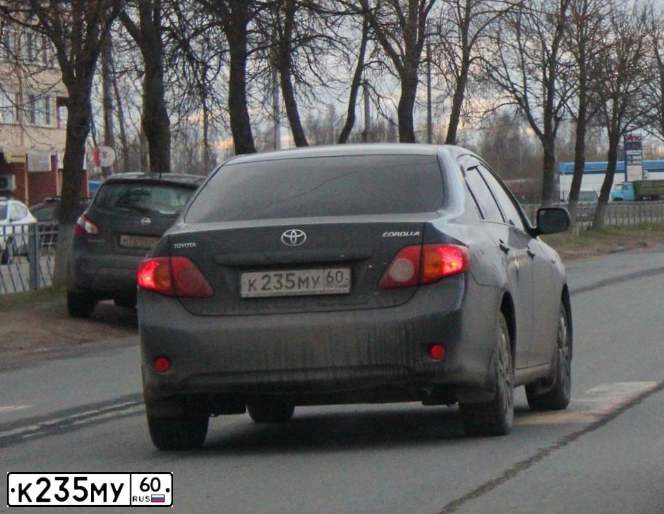 Фото автомобиля TOYOTA COROLLA, 2007 — госномер К235МУ60. Цвет: ЧЕРНЫЙ