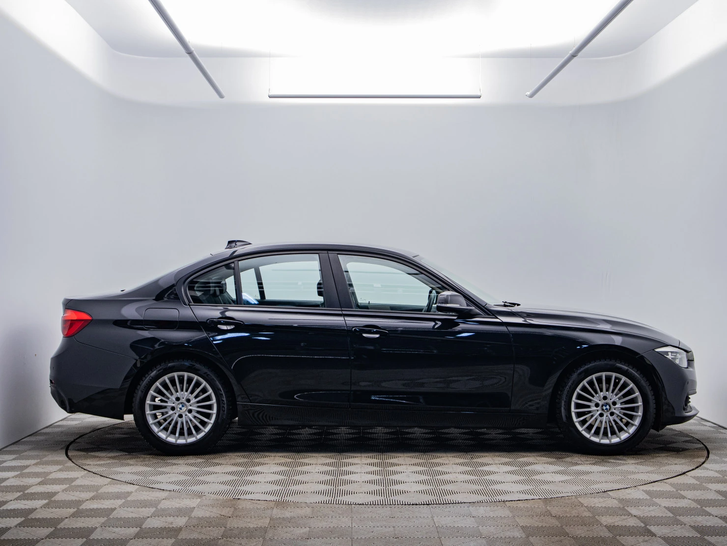Фото автомобиля BMW SERIE 3, 2017 — госномер А221АТ799. Цвет: Черный