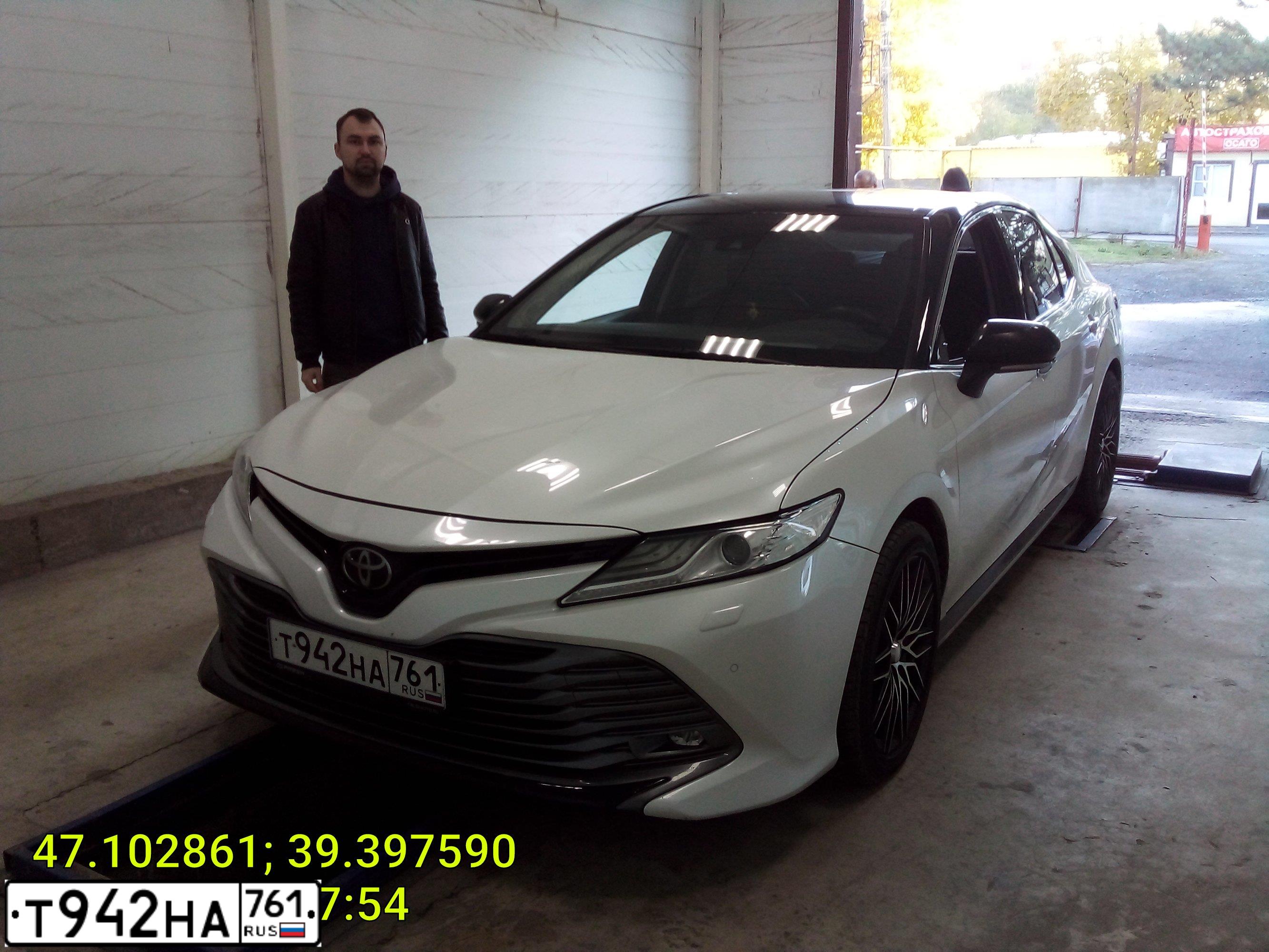Фото автомобиля TOYOTA CAMRY, 2019 — госномер Н077ОН761. Цвет: БЕЛЫЙ ПЕРЛАМУТР