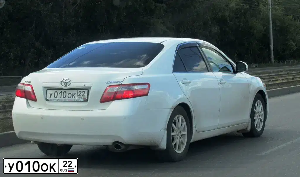 Фото автомобиля TOYOTA CAMRY, 2010 — госномер У010ОК22. Цвет: Белый