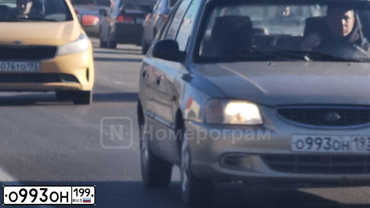 Фото автомобиля NISSAN PRIMERA, 2006 — госномер О993ОН199. Цвет: СЕРЫЙ