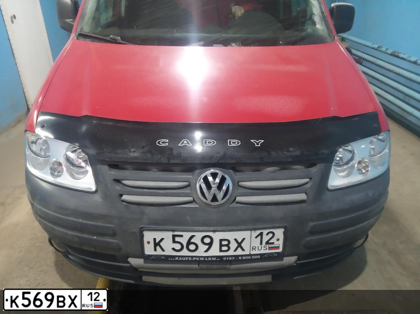 Фото автомобиля VOLKSWAGEN CADDY, 2009 — госномер К569ВХ12. Цвет: КРАСНЫЙ