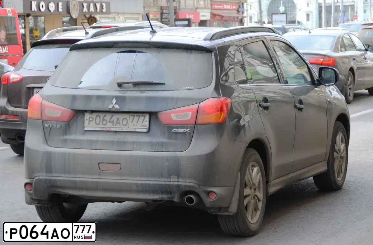 Фото автомобиля MITSUBISHI ASX, 2013 — госномер Р047УК777. Цвет: ЧЕРНЫЙ