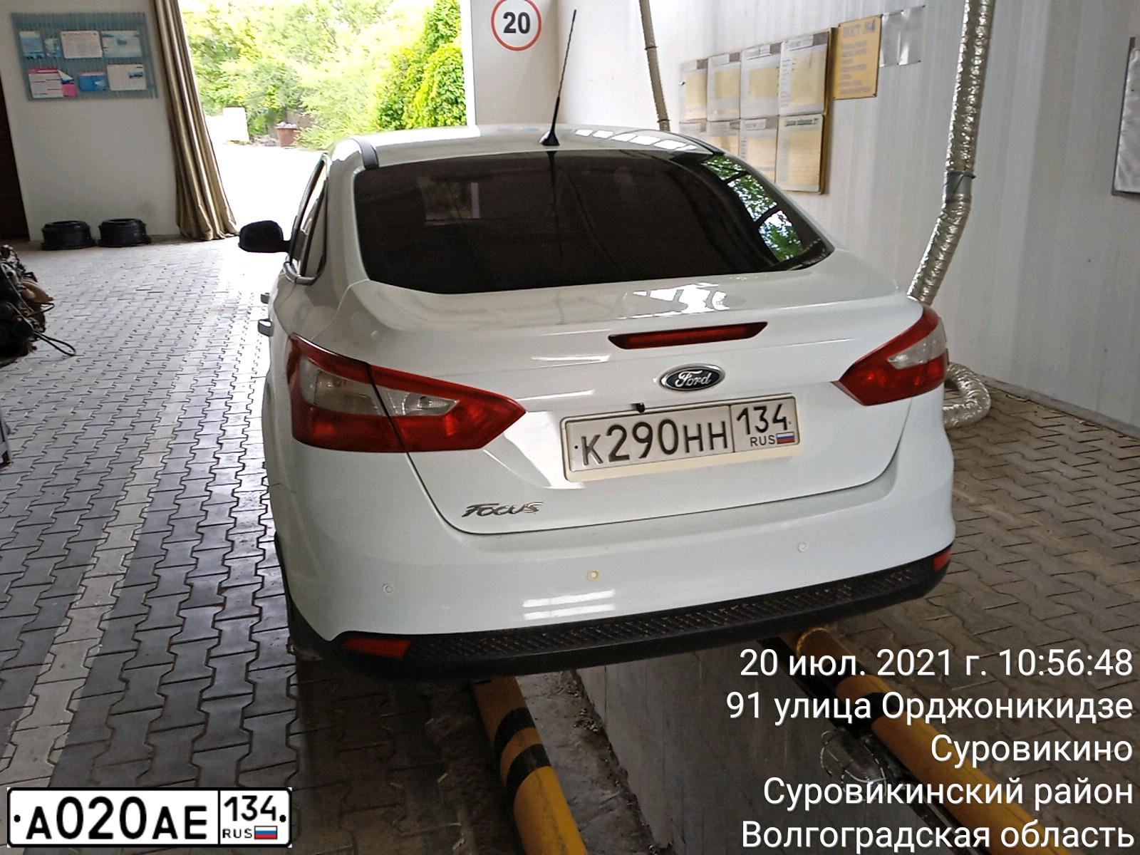Фото автомобиля FORD FOCUS, 2013 — госномер Х995ОТ761. Цвет: БЕЛЫЙ