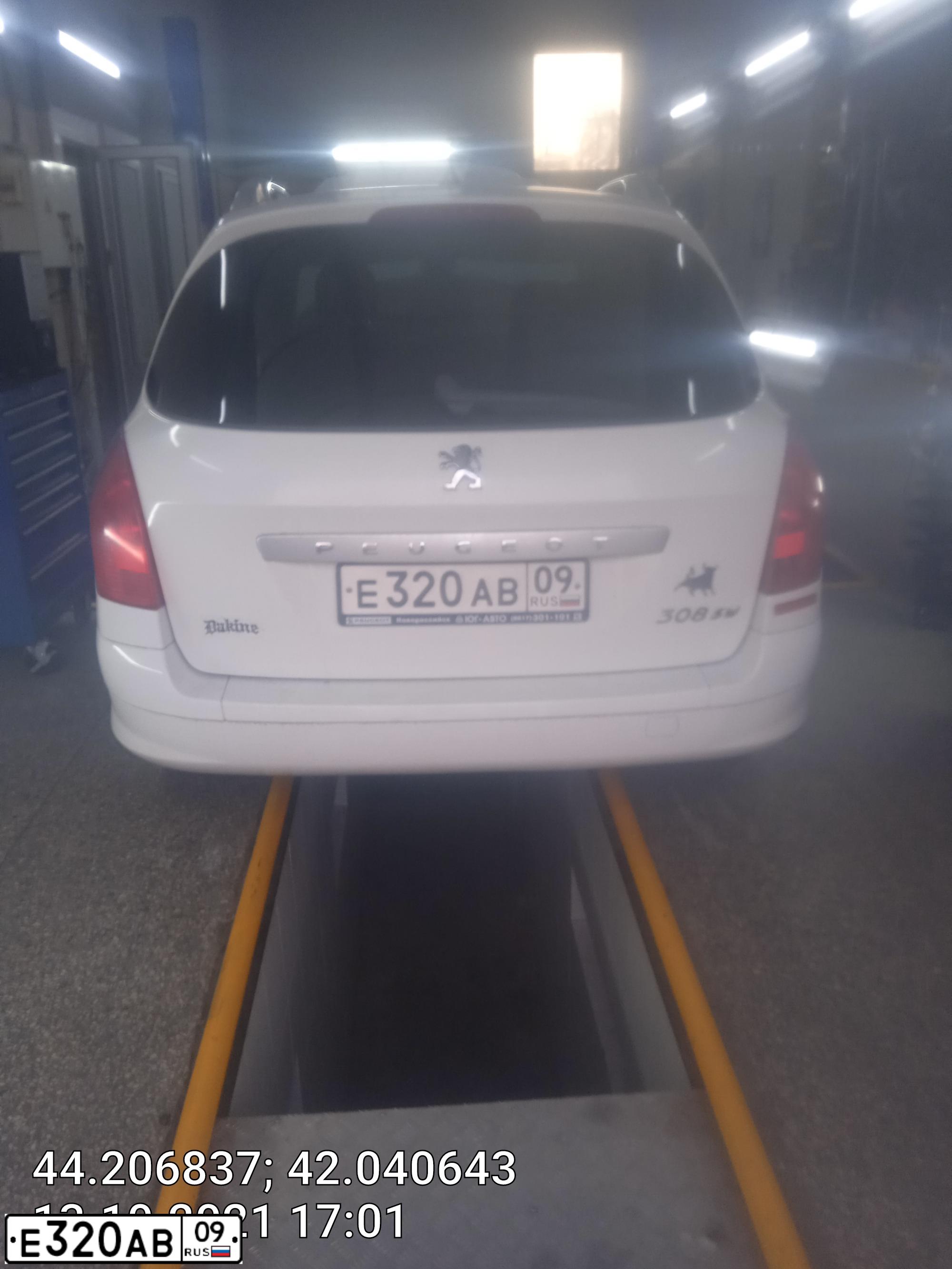 Фото автомобиля PEUGEOT 308, 2009 — госномер Е320АВ09. Цвет: БЕЛЫЙ