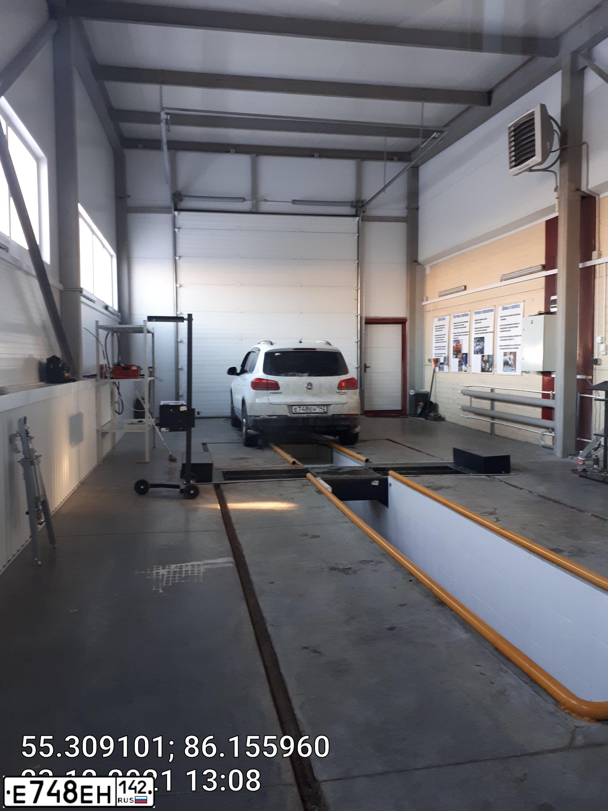 Фото автомобиля VOLKSWAGEN TIGUAN, 2015 — госномер Е748ЕН142. Цвет: Белый