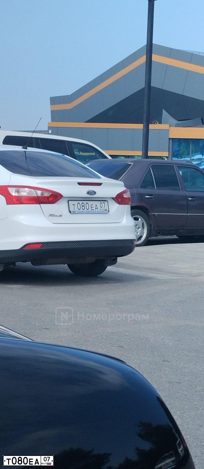 Фото автомобиля FORD FOCUS, 2011 — госномер Т080ЕА07. Цвет: БЕЛЫЙ