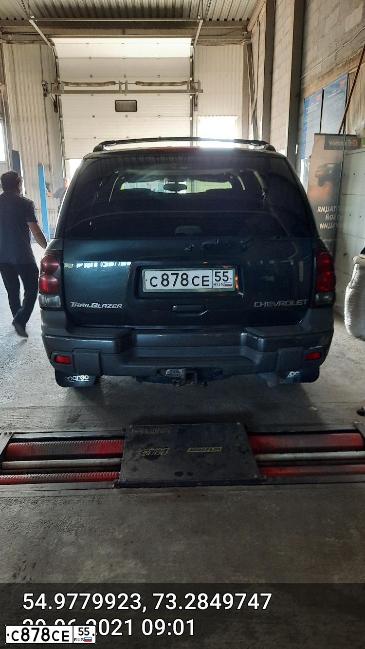 Фото автомобиля CHEVROLET TRAILBLAZER, 2004 — госномер С878СЕ55. Цвет: ТЕМНО-СЕРЫЙ