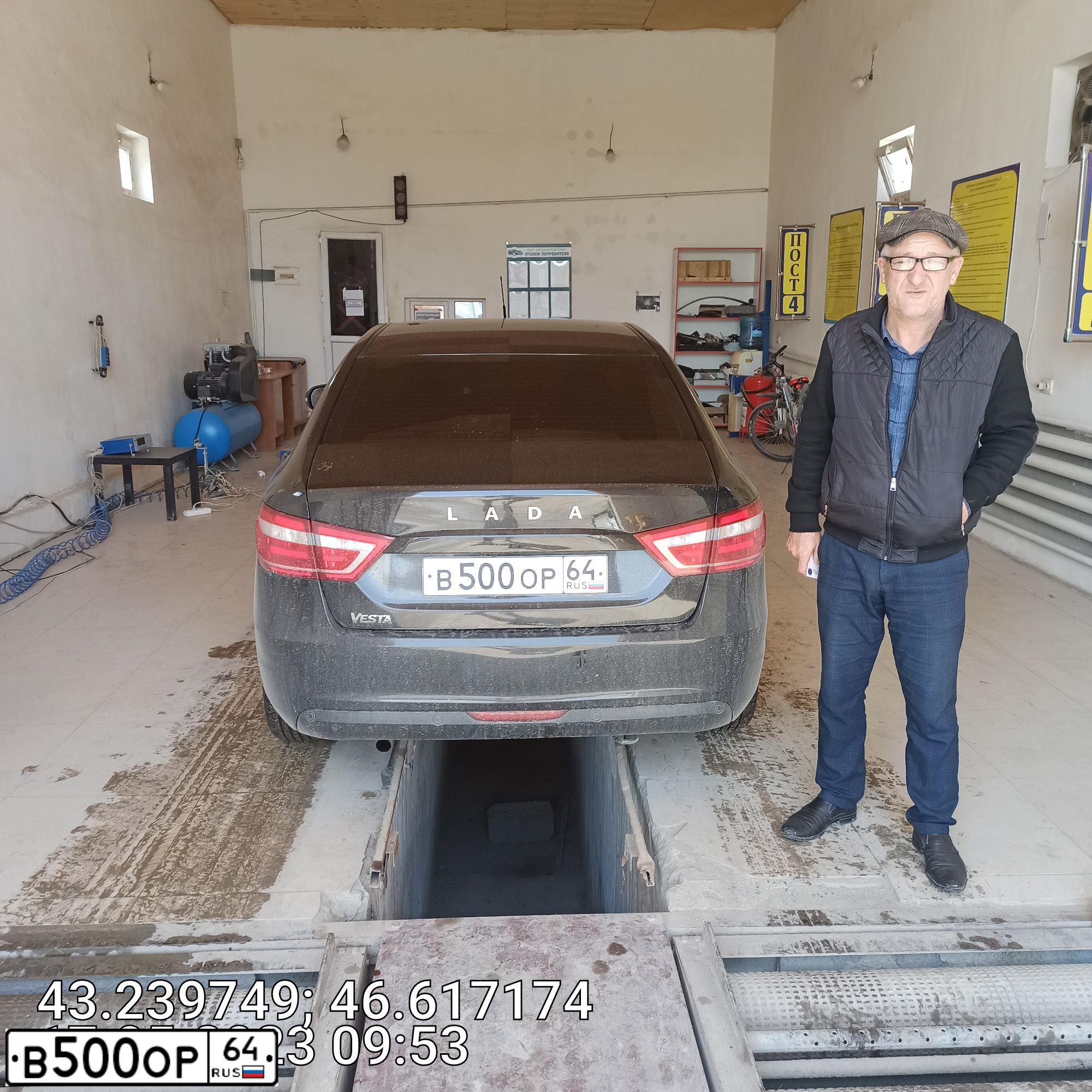 Фото автомобиля LADA 2121 NIVA, 2011 — госномер В500ОР64. Цвет: ЯРКО-БЕЛЫЙ