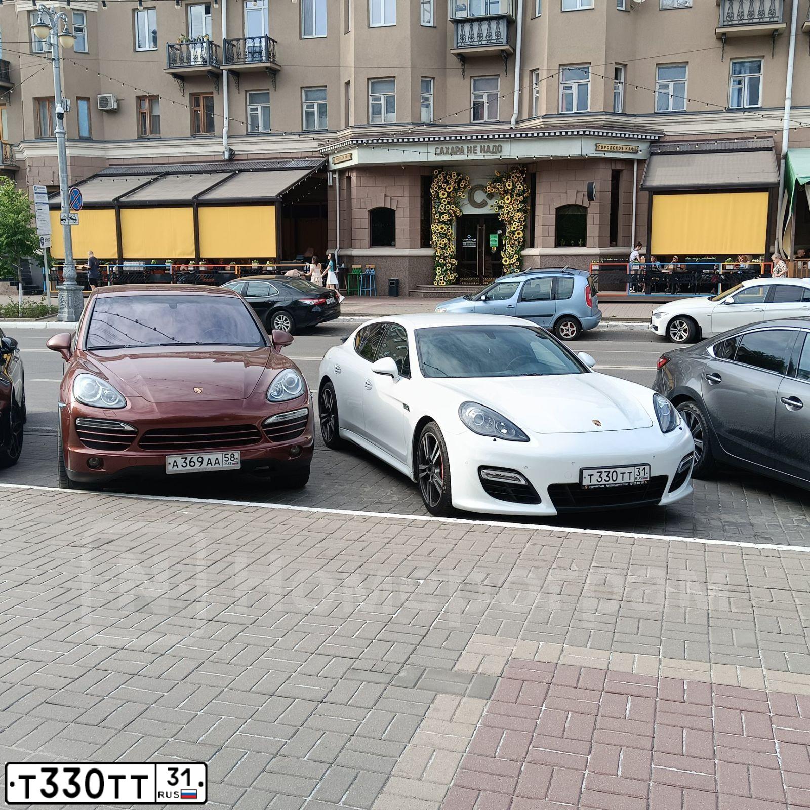 Фото автомобиля PORSCHE PANAMERA, 2012 — госномер Т330ТТ31. Цвет: Белый