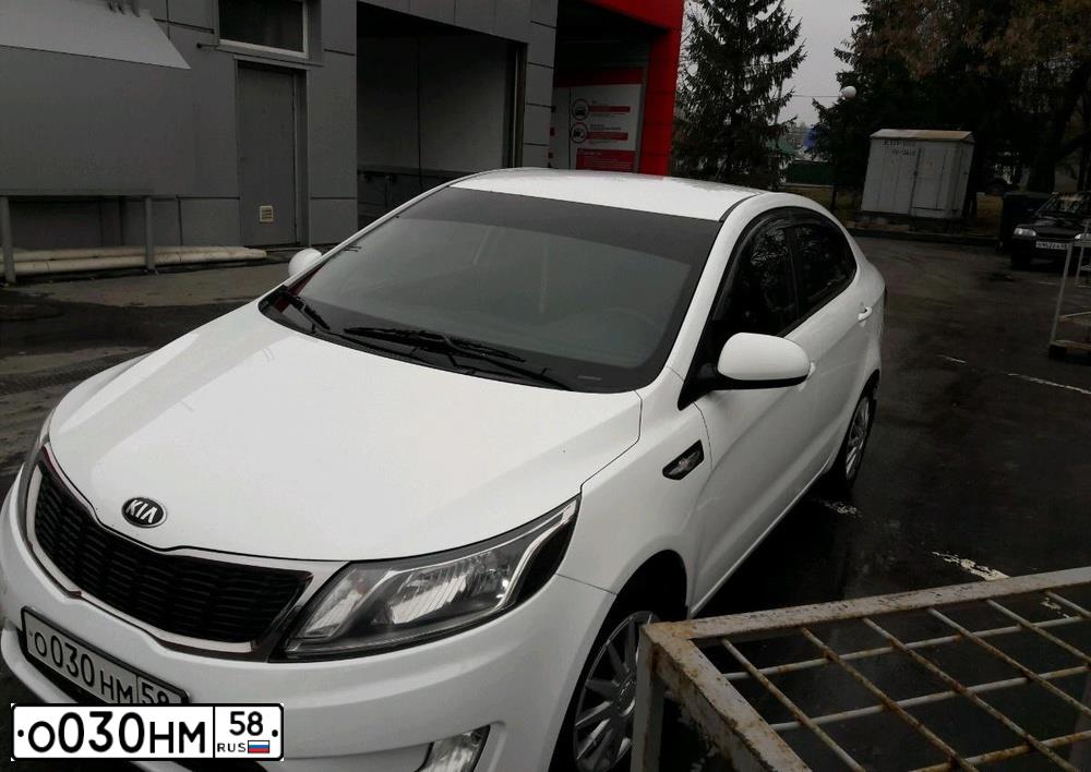 Фото автомобиля KIA RIO, 2013 — госномер О030НМ58. Цвет: Белый