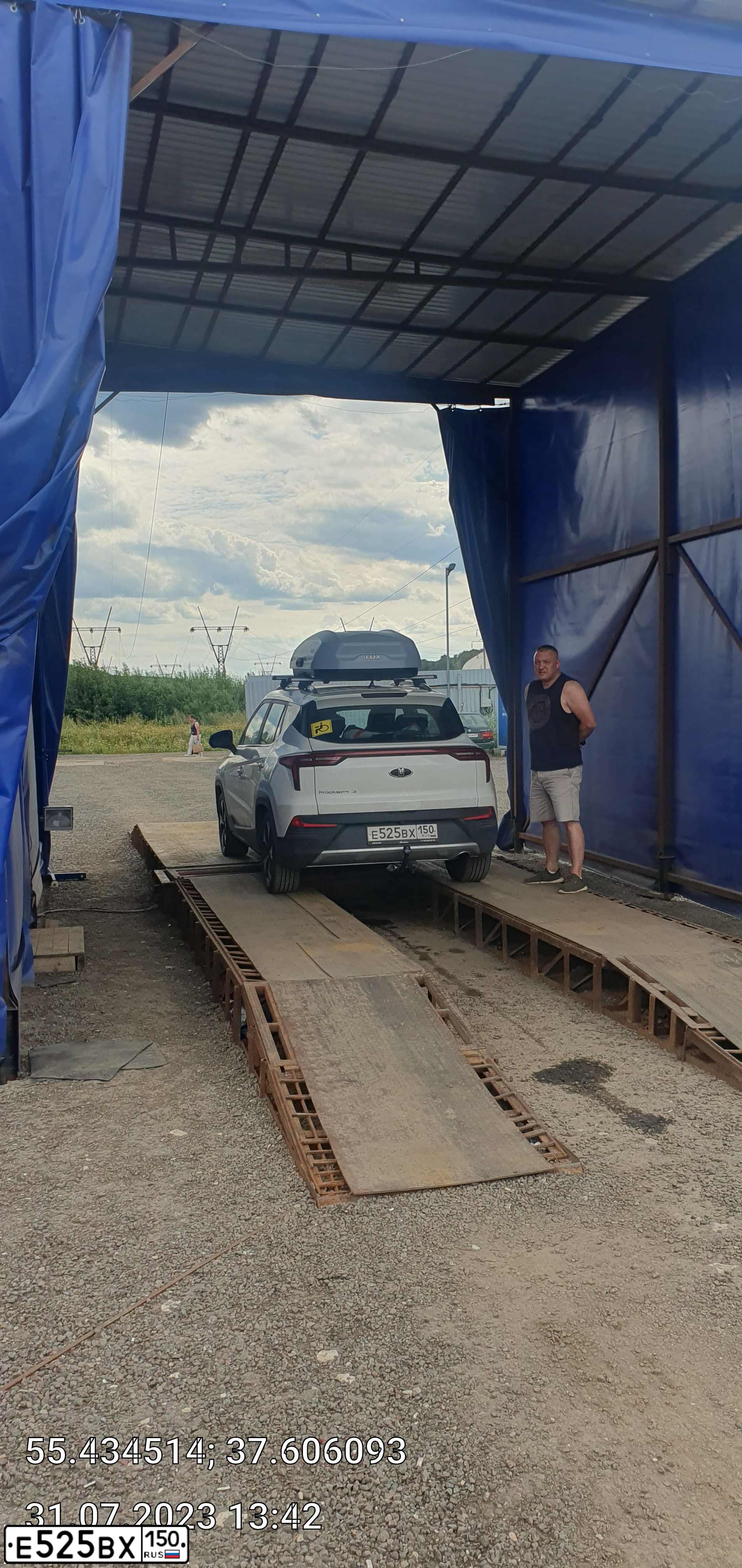 Фото автомобиля RENAULT LOGAN, 2006 — госномер Е525ВХ150. Цвет: Серый