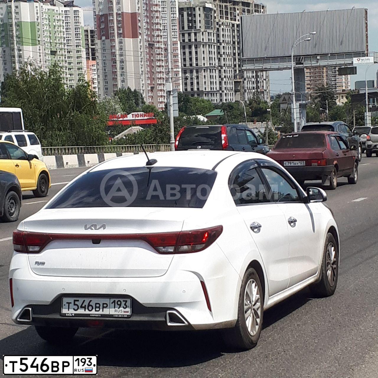 Фото автомобиля KIA RIO, 2021 — госномер Т546ВР193. Цвет: Белый