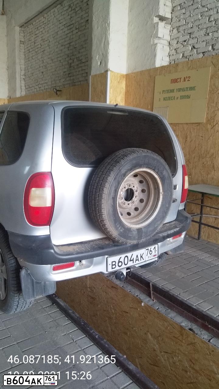 Фото автомобиля CHEVROLET T NIVA, 2005 — госномер А045ХР09. Цвет: Светло-Серебристый металлик