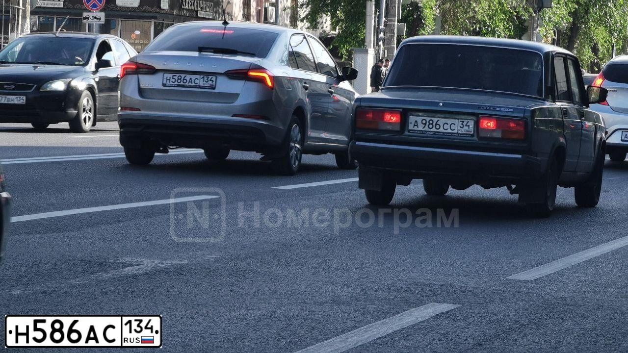 Фото автомобиля SKODA RAPID, 2022 — госномер С384РТ89. Цвет: СЕРЫЙ