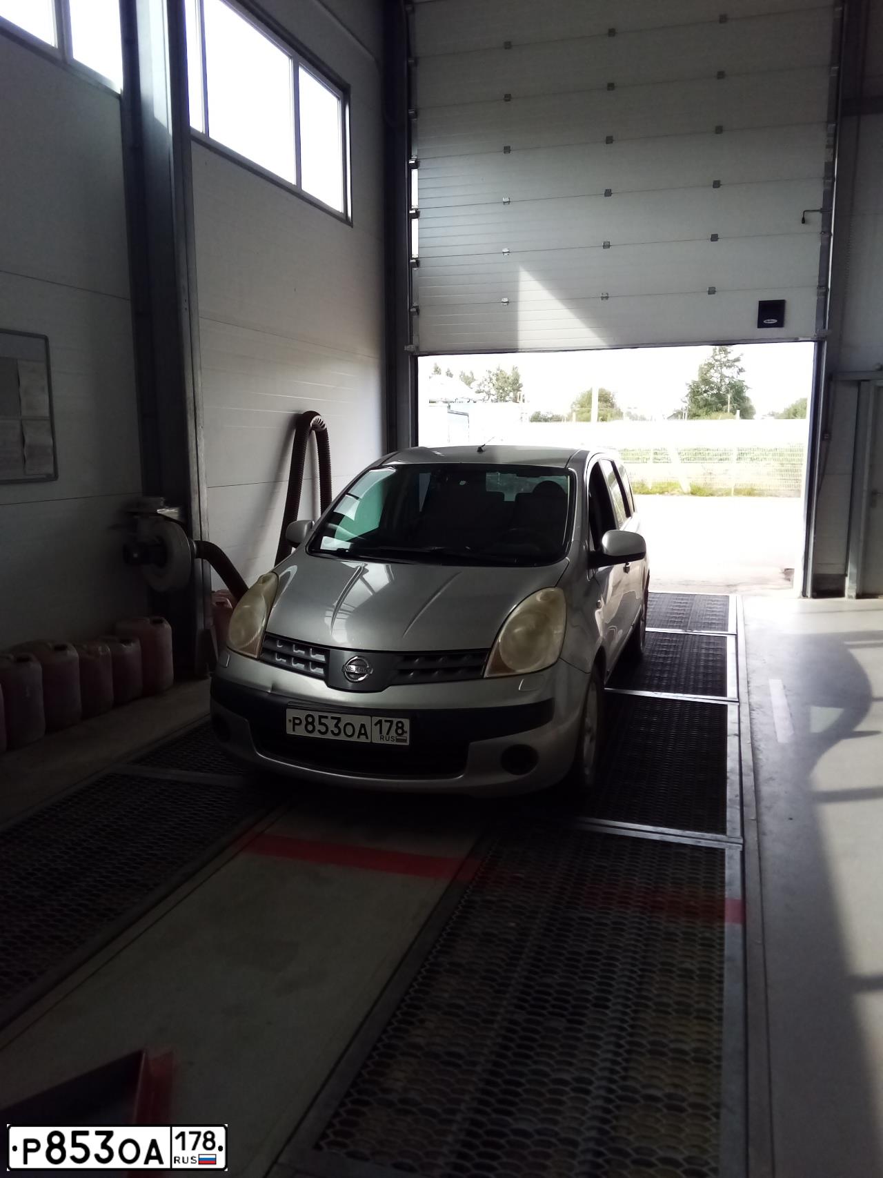 Фото автомобиля NISSAN NOTE, 2007 — госномер Р853ОА178. Цвет: серебристый