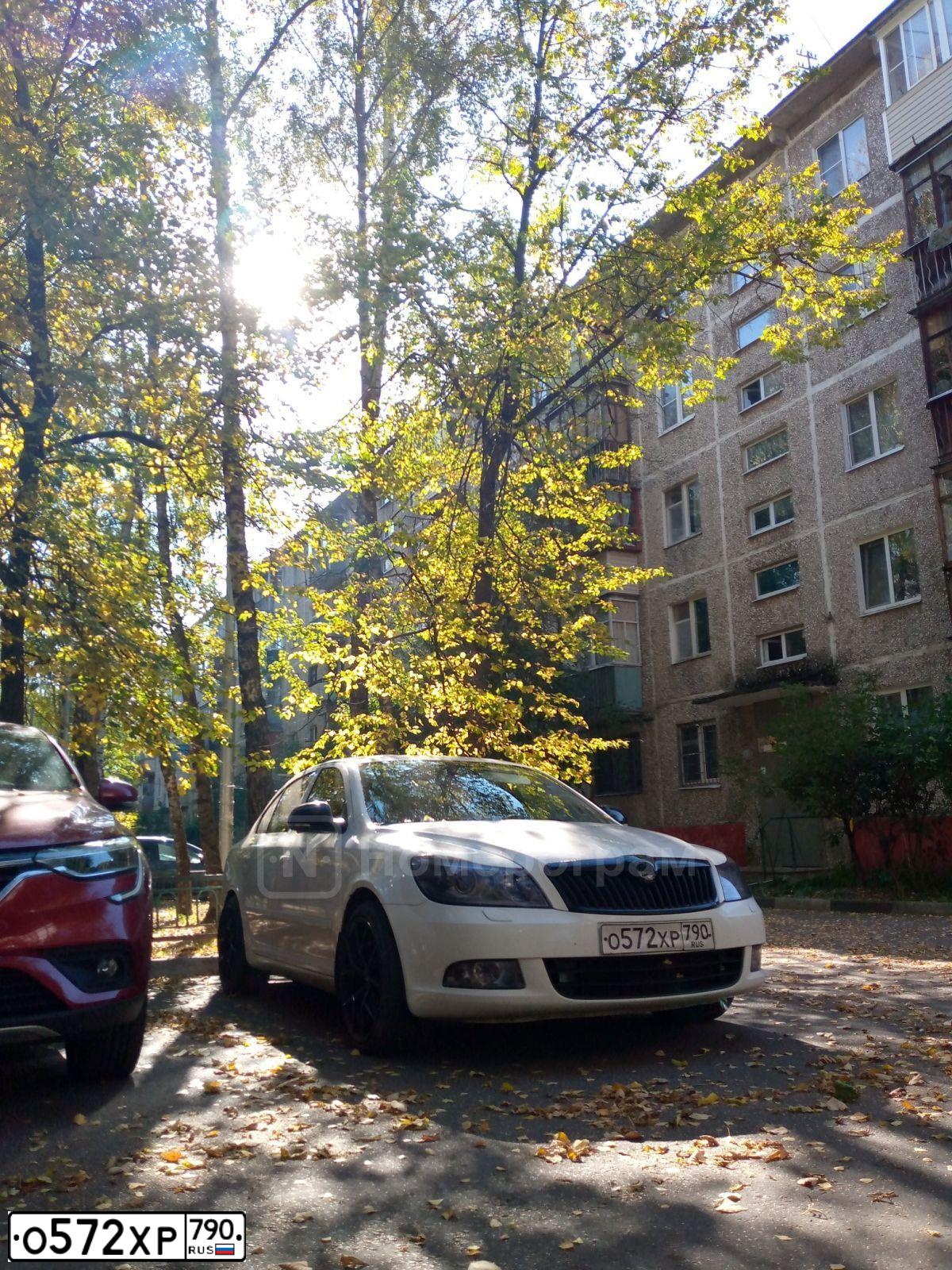 Фото автомобиля SKODA OCTAVIA, 2013 — госномер О572ХР790. Цвет: Белый
