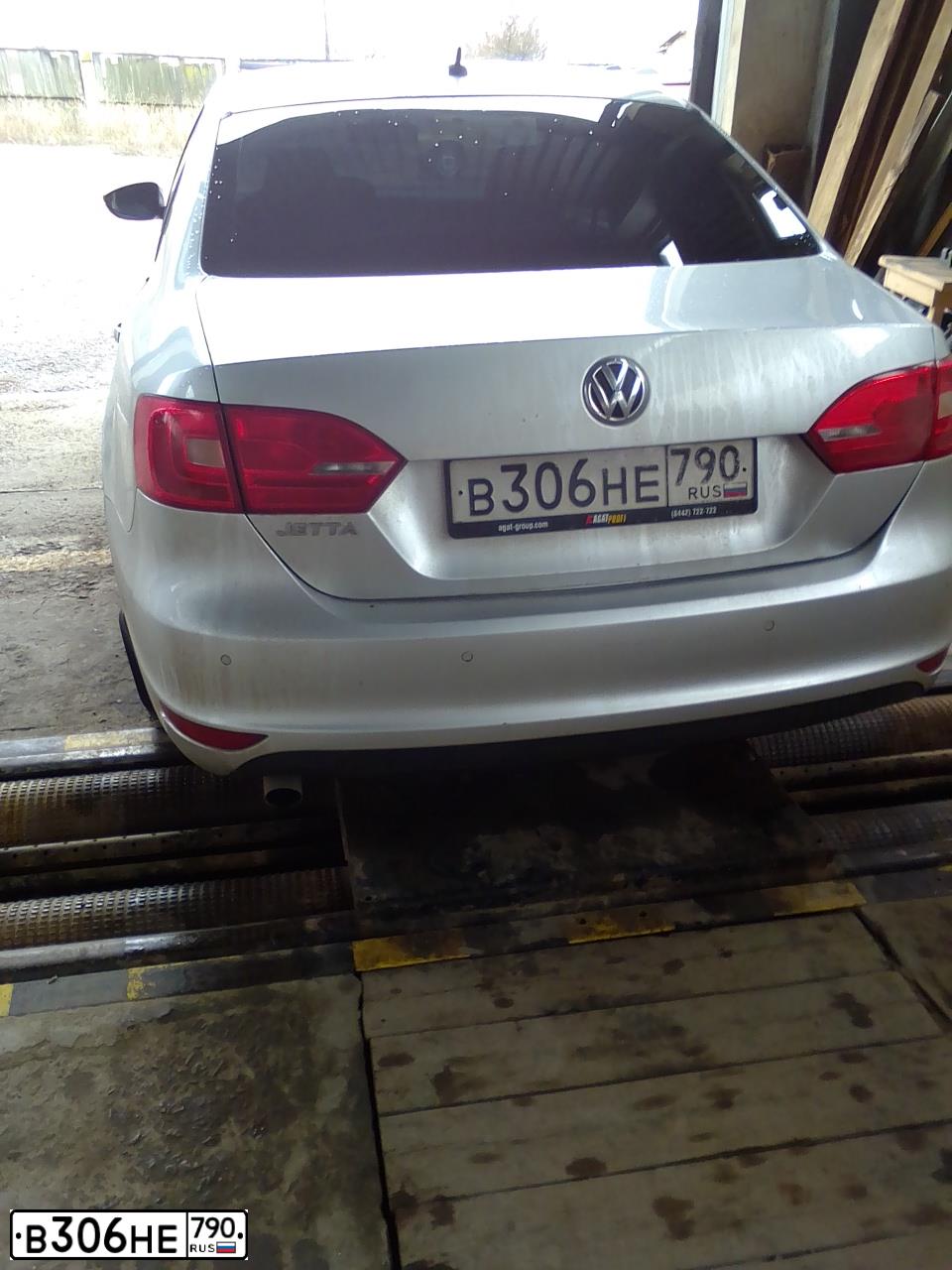 Фото автомобиля VOLKSWAGEN JETTA, 2013 — госномер А400НХ30. Цвет: СЕРЕБРИСТЫЙ
