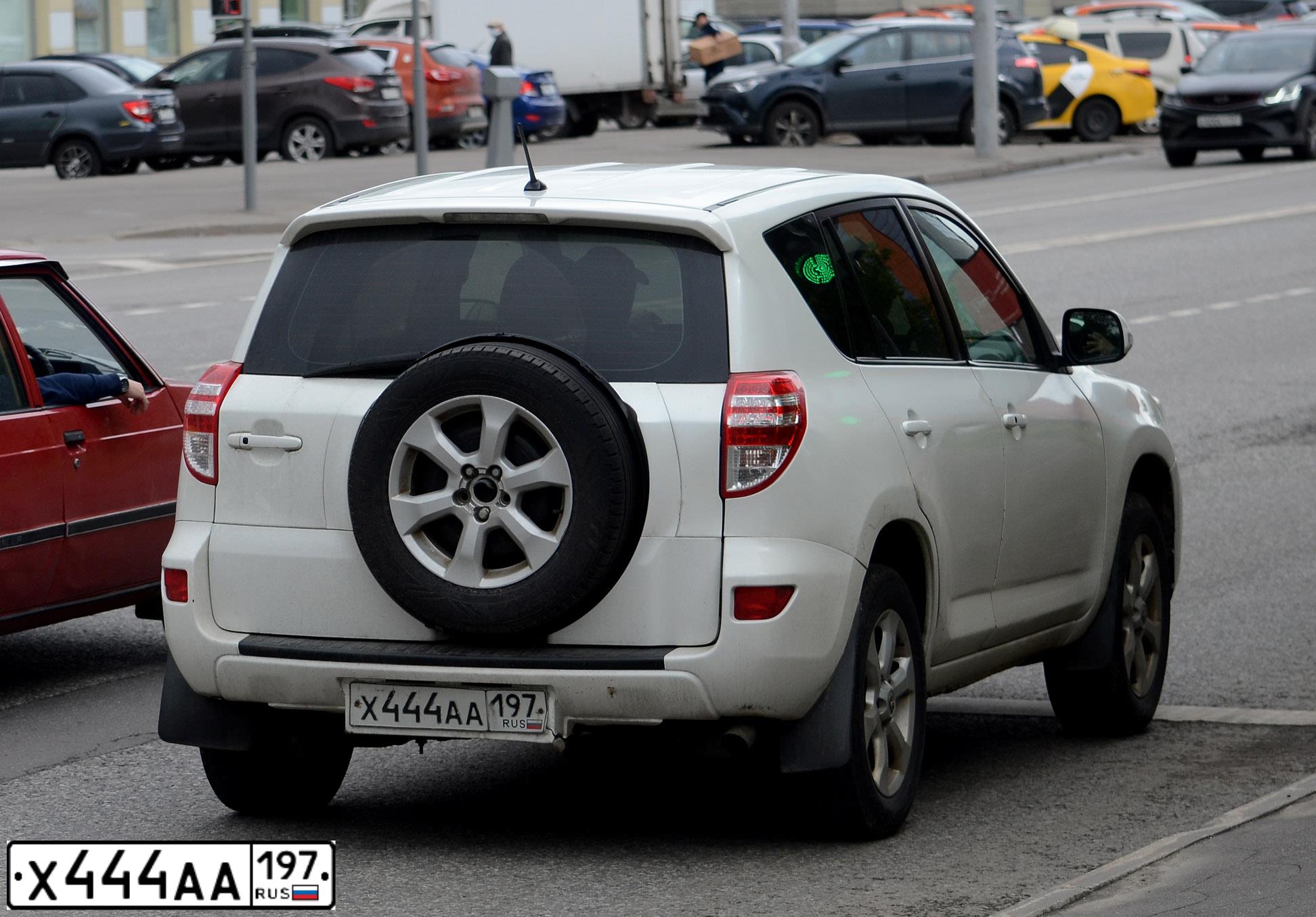 Фото автомобиля TOYOTA RAV4, 2010 — госномер С230АК550. Цвет: Белый