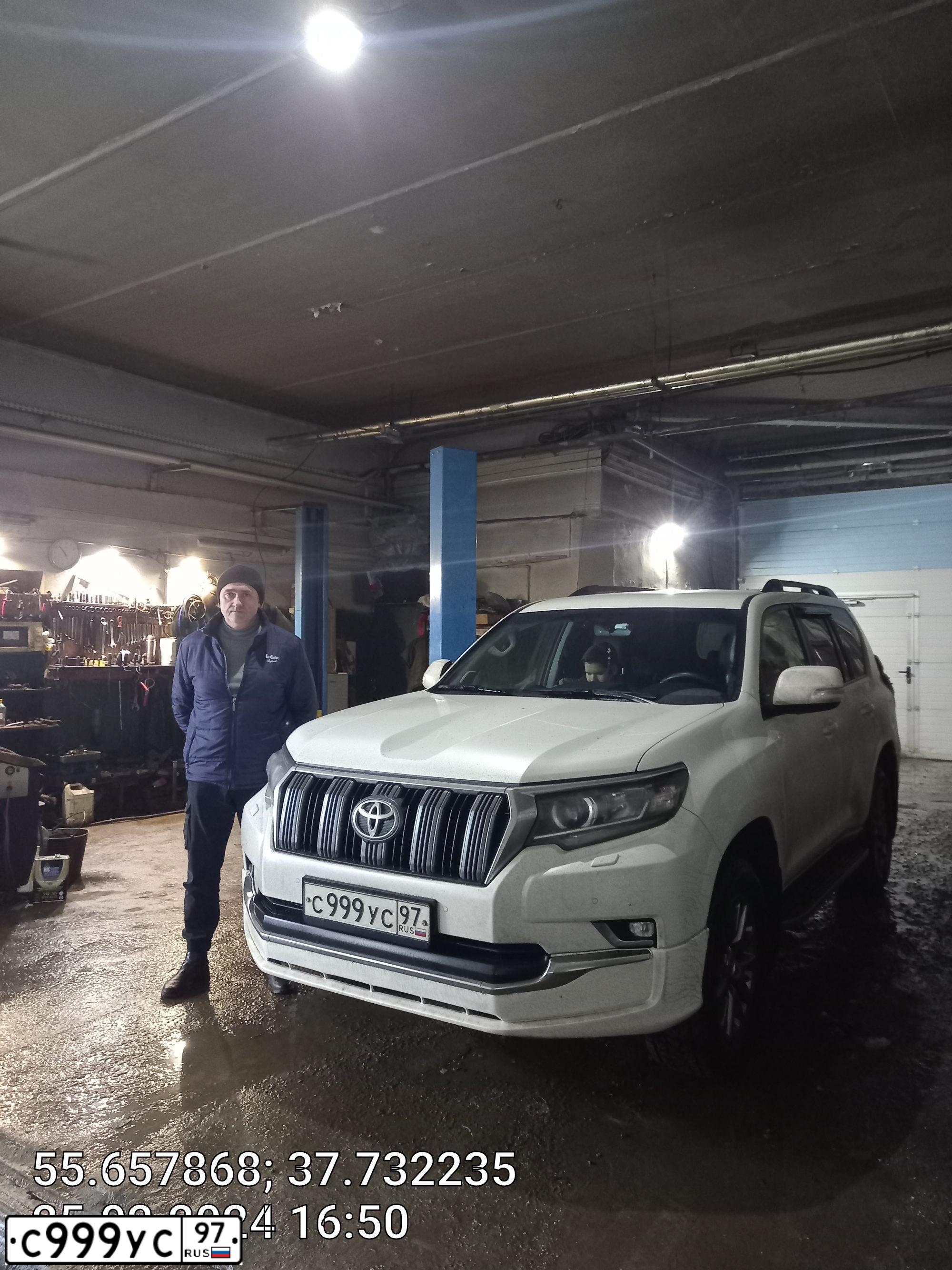 Фото автомобиля TOYOTA LANDCRUISER, 2006 — госномер О004УО199. Цвет: ЧЕРНЫЙ