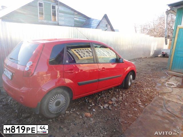 Фото автомобиля FORD FIESTA / ASPIRE, 2007 — госномер М819РЕ44. Цвет: Красный