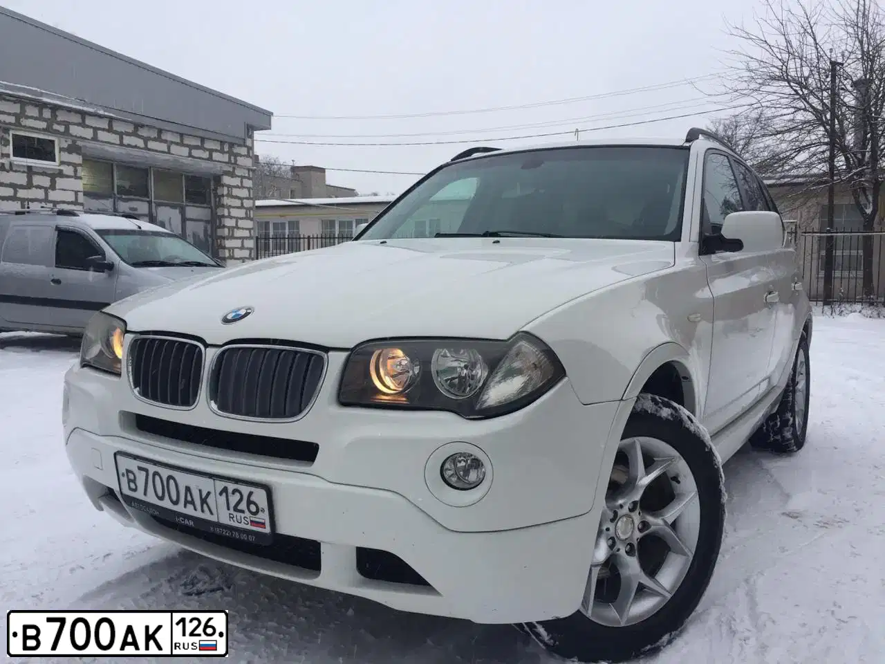 Фото автомобиля BMW X3, 2009 — госномер В700АК126. Цвет: Белый