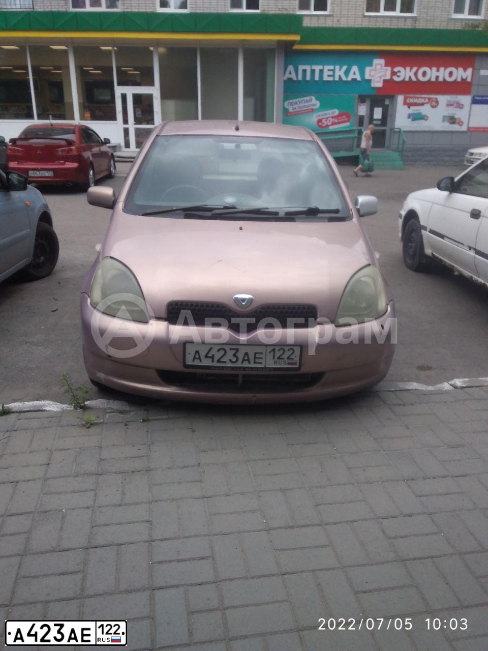 Фото автомобиля TOYOTA VITZ, 2000 — госномер Н070ЕА04