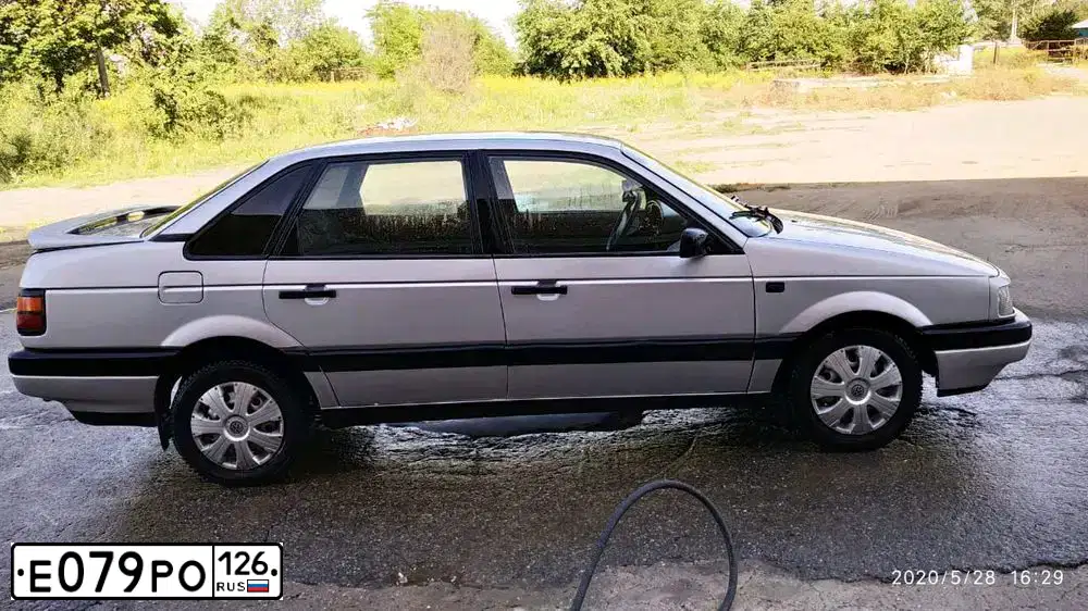 Фото автомобиля VOLKSWAGEN PASSAT, 1989 — госномер О798УЕ05. Цвет: СЕРЕБРИСТЫЙ МЕТАЛЛИК