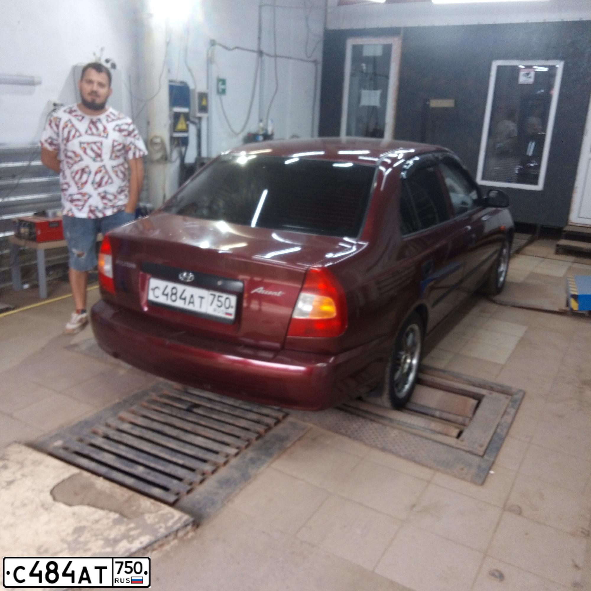 Фото автомобиля HYUNDAI ACCENT, 2007 — госномер Н077ВН977. Цвет: КРАСНЫЙ ТЕМНЫЙ
