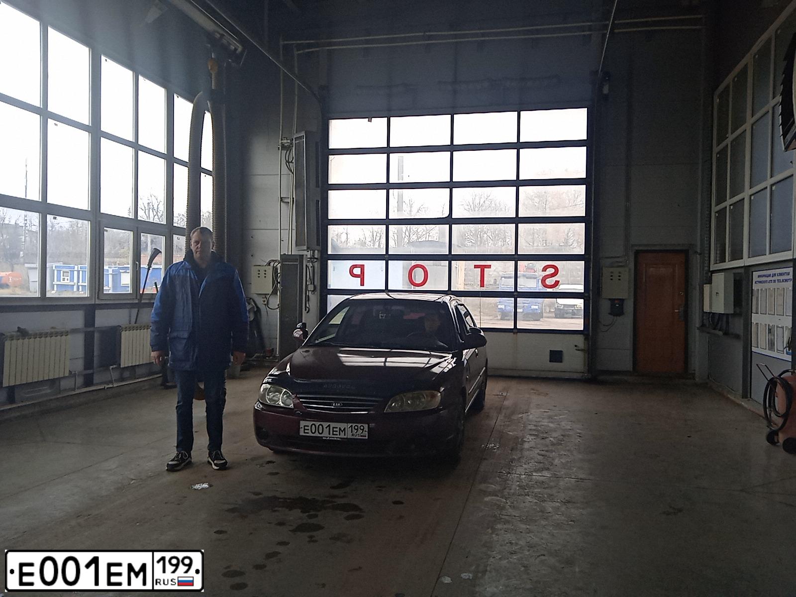 Фото автомобиля TOYOTA RAV4, 2004 — госномер Е001ЕМ199. Цвет: СЕРЕБРИСТЫЙ