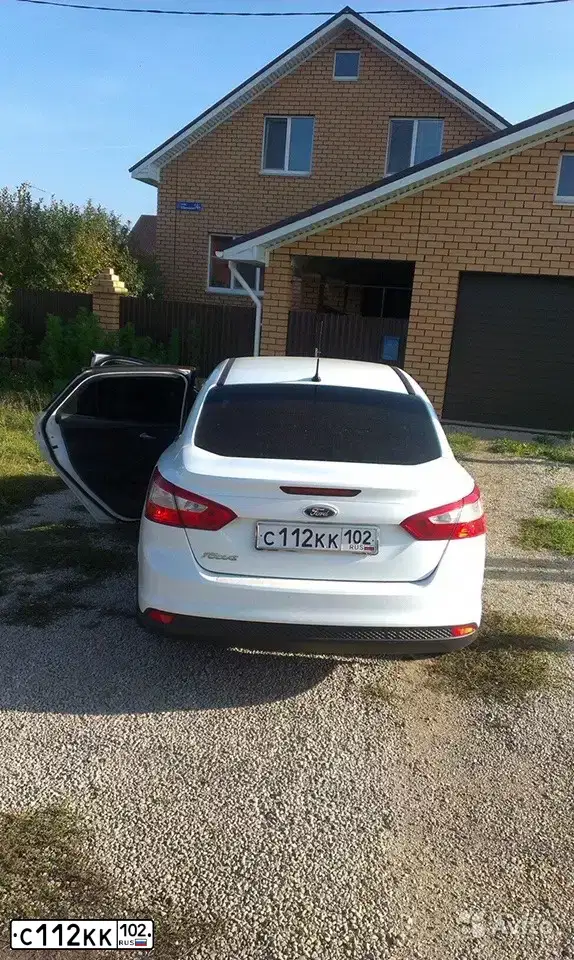 Фото автомобиля FORD FOCUS, 2012 — госномер С112КК102. Цвет: Белый