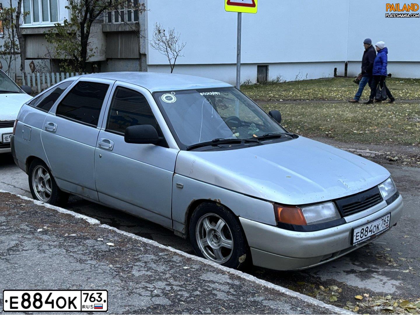 Фото автомобиля LADA 2112, 2004 — госномер Е884ОК763. Цвет: Серебристо-Желтый