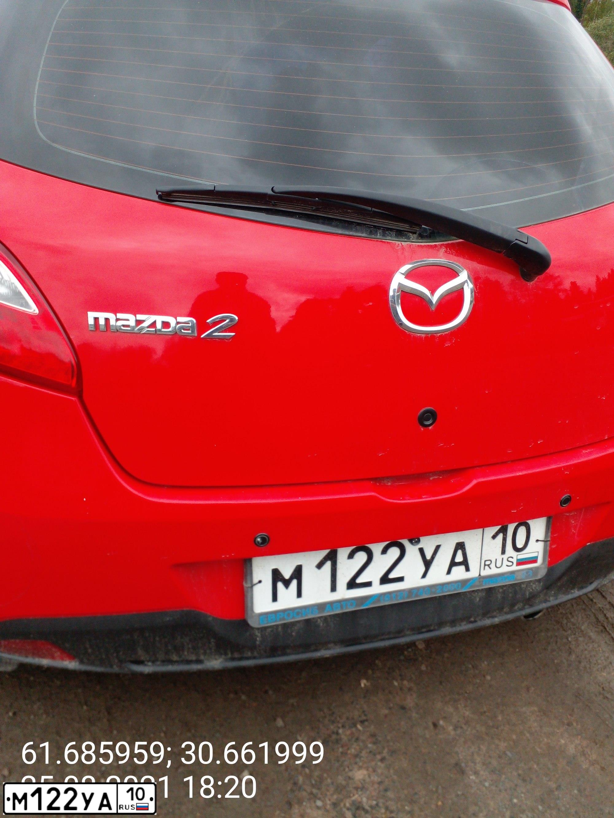 Фото автомобиля MAZDA 2, 2008 — госномер М122УА10. Цвет: Красный