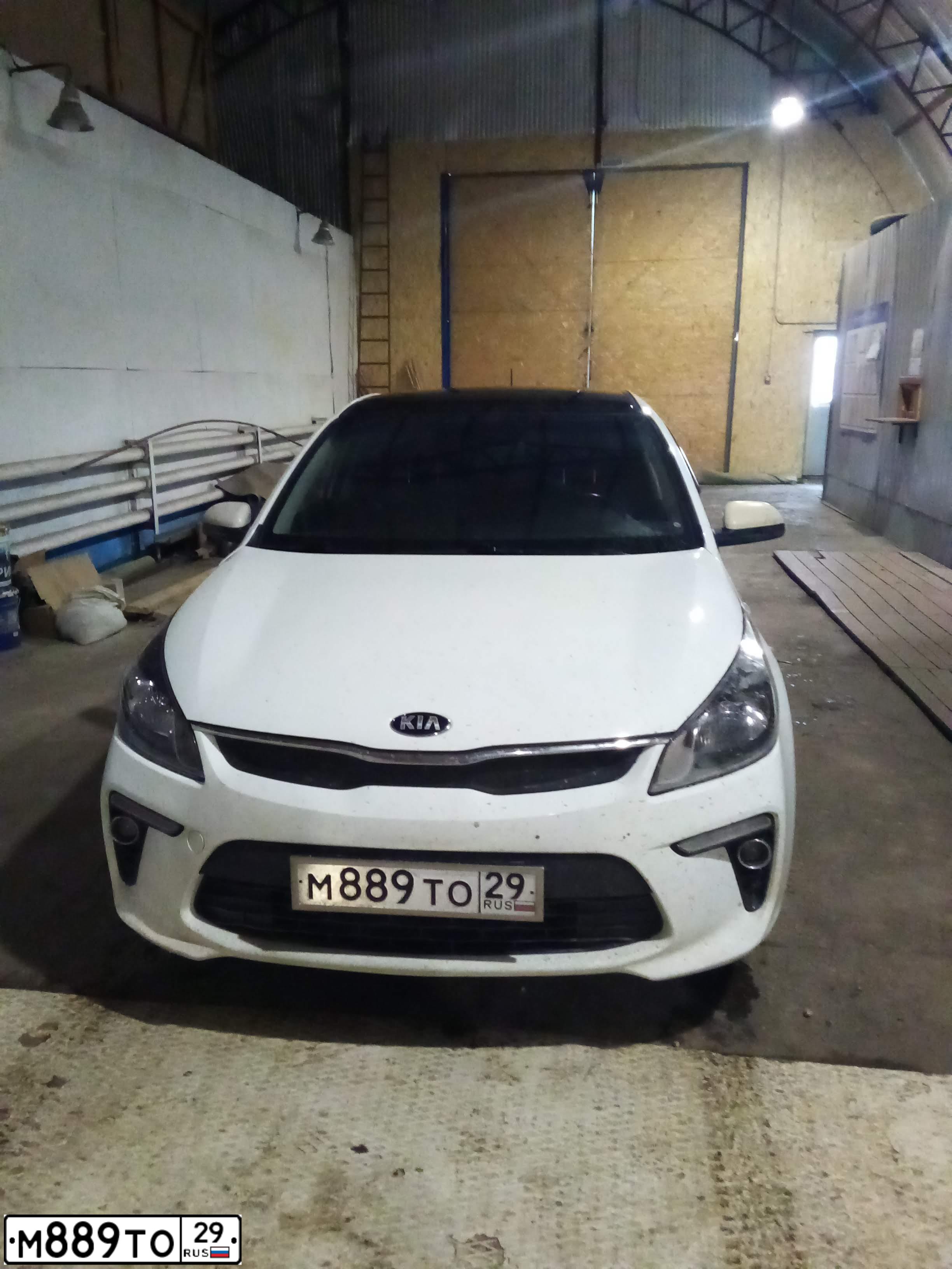 Фото автомобиля KIA RIO, 2017 — госномер М889ТО29. Цвет: БЕЛЫЙ