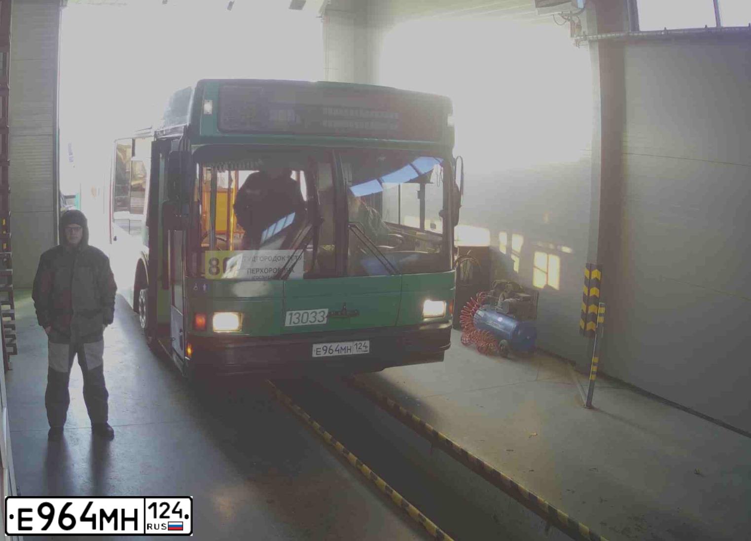 Фото автомобиля MAZ 103, 2008 — госномер Е964МН124. Цвет: Белый