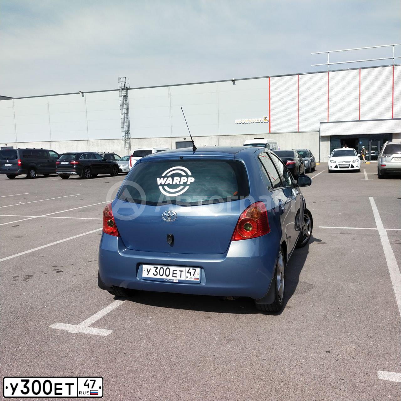 Фото автомобиля TOYOTA YARIS, 2006 — госномер У300ЕТ47. Цвет: СИНИЙ