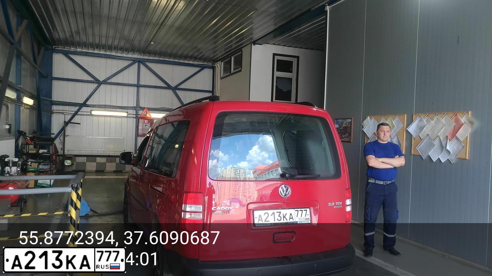 Фото автомобиля VOLKSWAGEN CADDY, 2013 — госномер А213КА777. Цвет: Красный