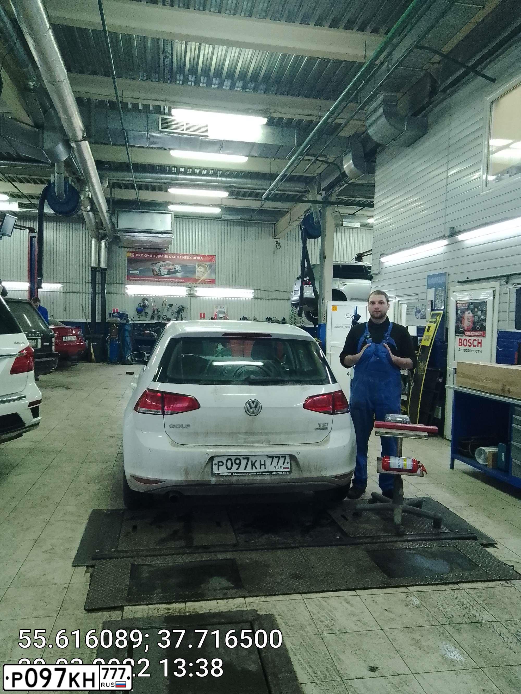 Фото автомобиля VOLKSWAGEN GOLF, 2014 — госномер А515ХТ790. Цвет: Белый