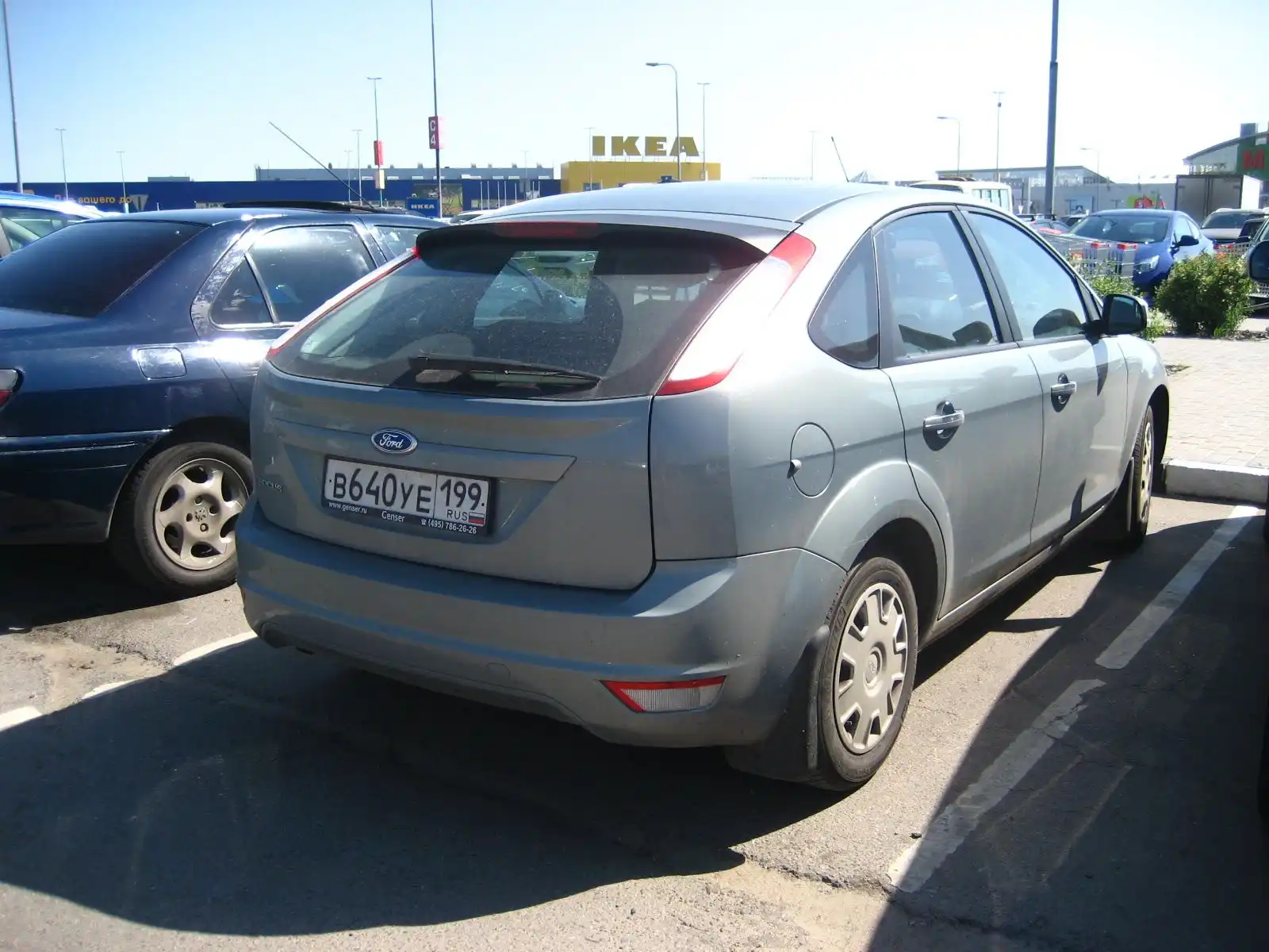 Фото автомобиля FORD FOCUS, 2010 — госномер Е549ХК199. Цвет: СЕРЫЙ