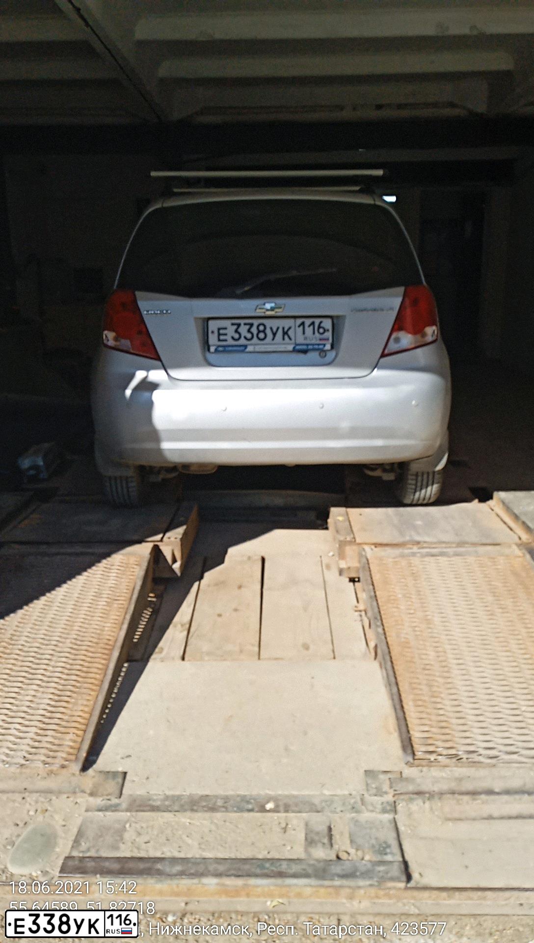 Фото автомобиля CHEVROLET AVEO, 2007 — госномер Е338УК116. Цвет: СЕРЕБРИСТЫЙ