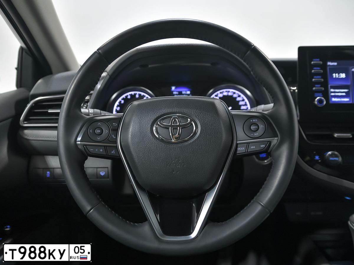 Фото автомобиля TOYOTA CAMRY, 2021 — госномер Т988КУ05. Цвет: Белый