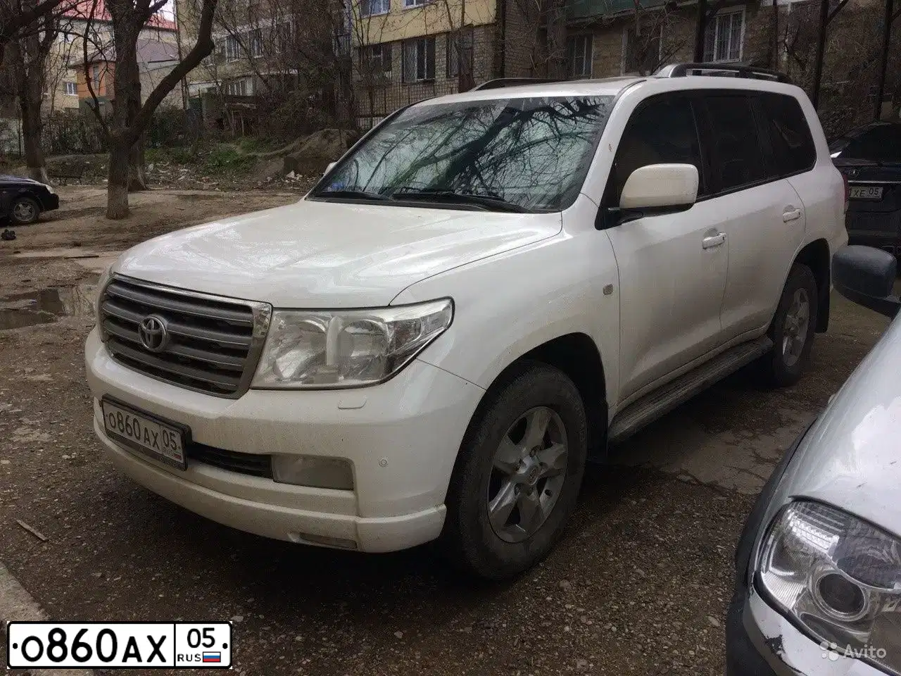 Фото автомобиля TOYOTA LAND CRUISER 200, 2010 — госномер Р077ЕН05. Цвет: Белый