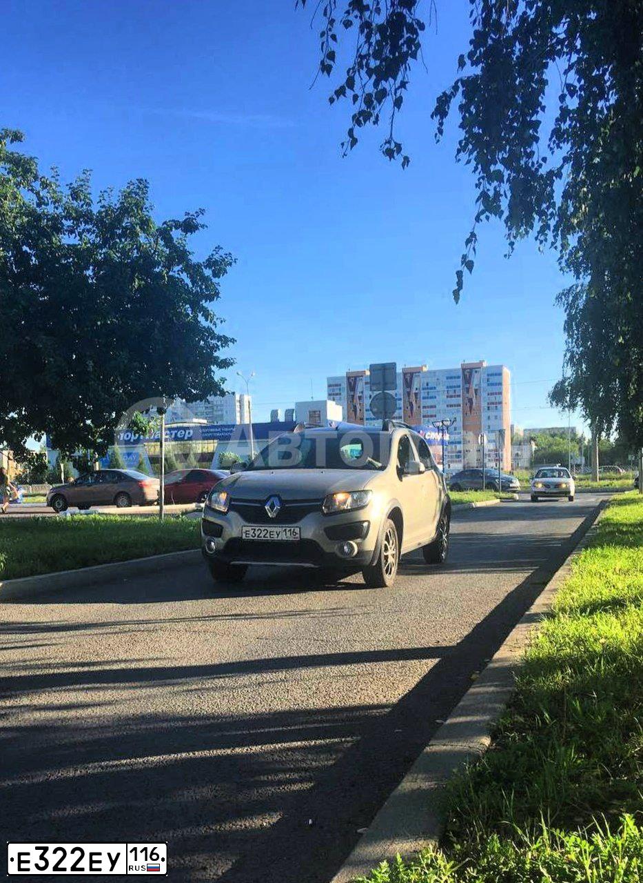 Фото автомобиля RENAULT SANDERO, 2017 — госномер Е322ЕУ116. Цвет: БЕЖЕВЫЙ